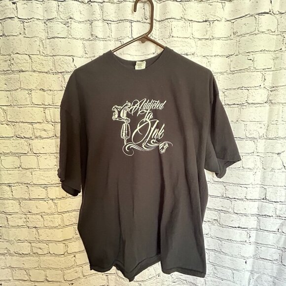 Mens Gilden "Addicted to Ink" T shirt Size 2XL - Picture 1 of 4